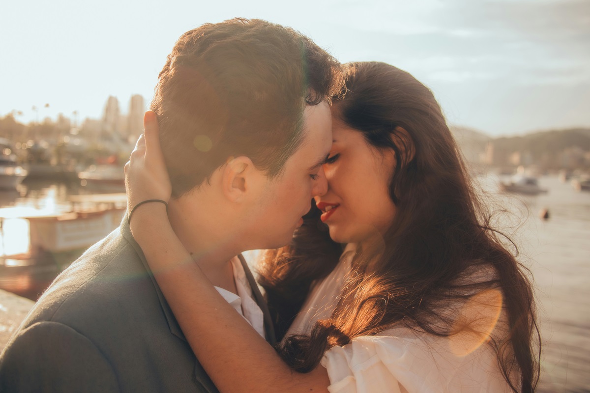 Dia do Beijo: descubra os benefícios de beijar quem você ama